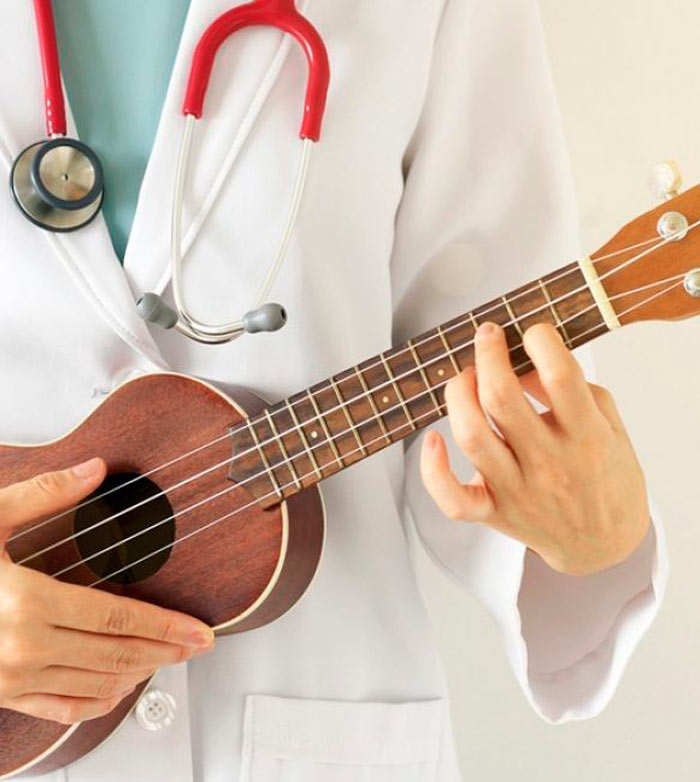 Imagem-Musicoterapia-tocando-instrumento-de-corda