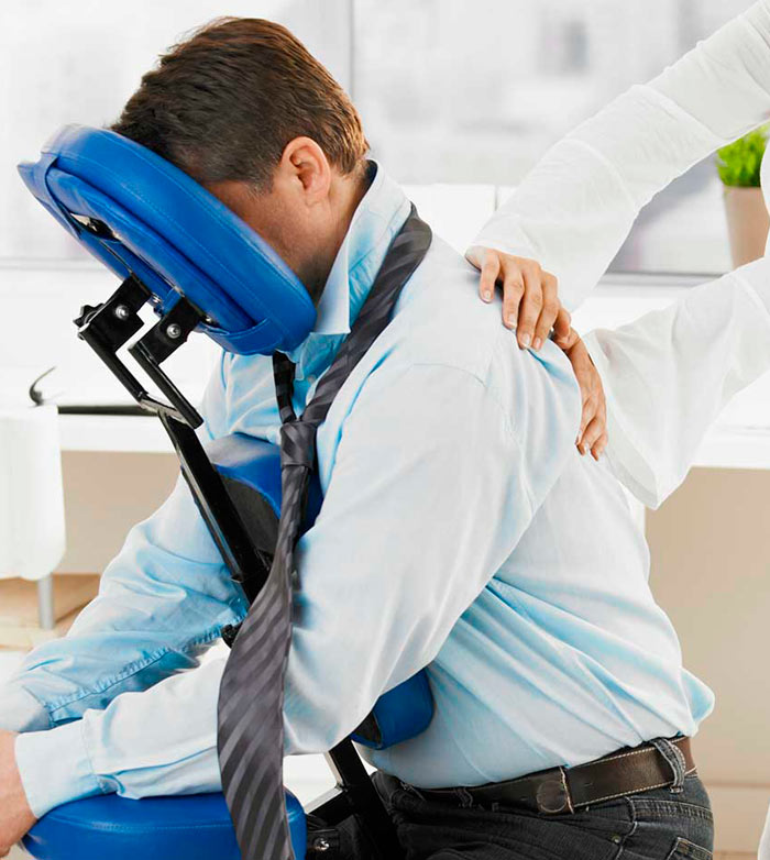 Imagem-homem-no-trabalho-recebendo-massagem-express